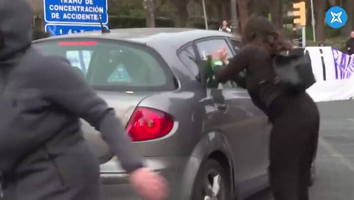 Barcelona: una mujer embiste a tres manifestantes en la marcha del 8M