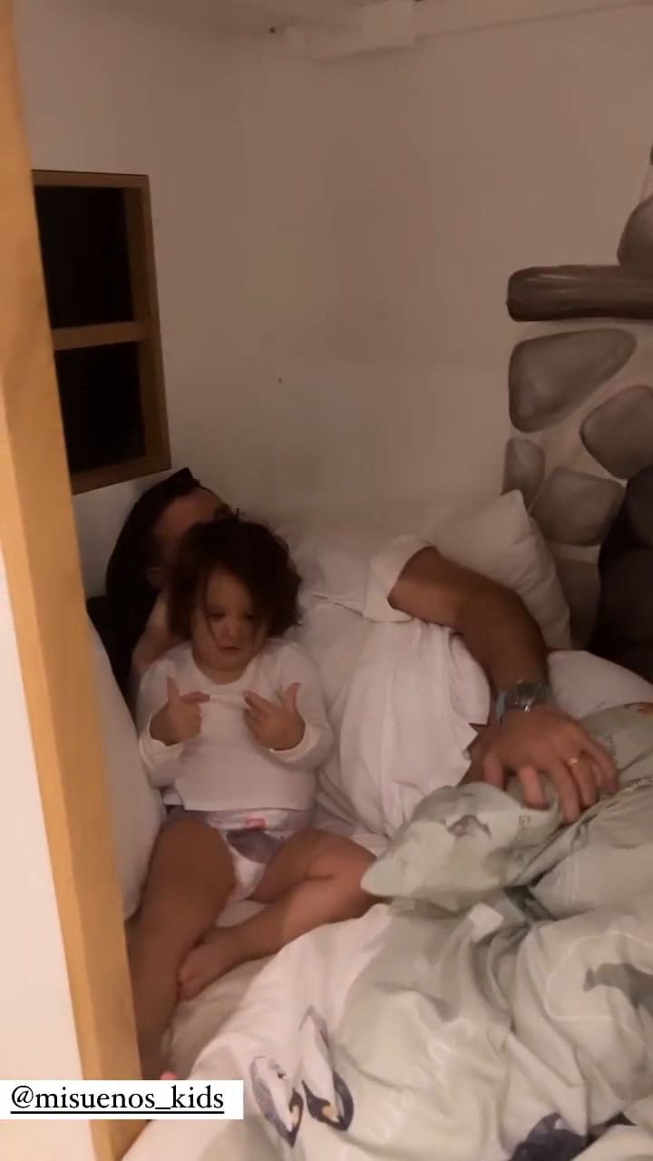 Los hijos del Dibu Martínez disfrutan junto al arquero tras la premiación de la FIFA