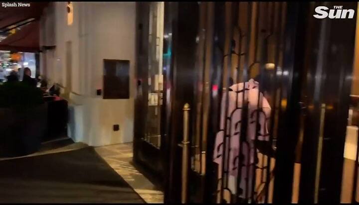 Mike Tyson sorprende por andar en bastón