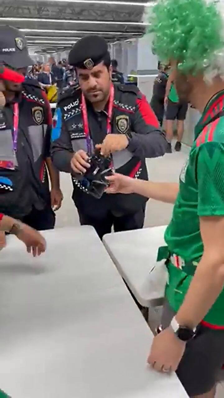 Un hombre intenta ingresar con alcohol a un estadio de Qatar