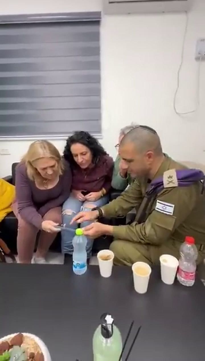 Madres de las tres rehenes siguen en vivo la liberación