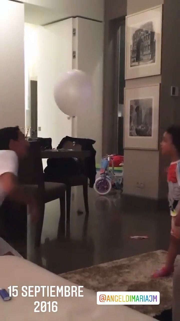 El juego de Di María con su hija Mía