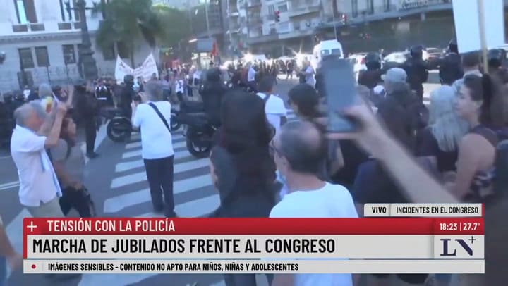 Agredieron al equipo de LN+ en los incidentes frente al Congreso
