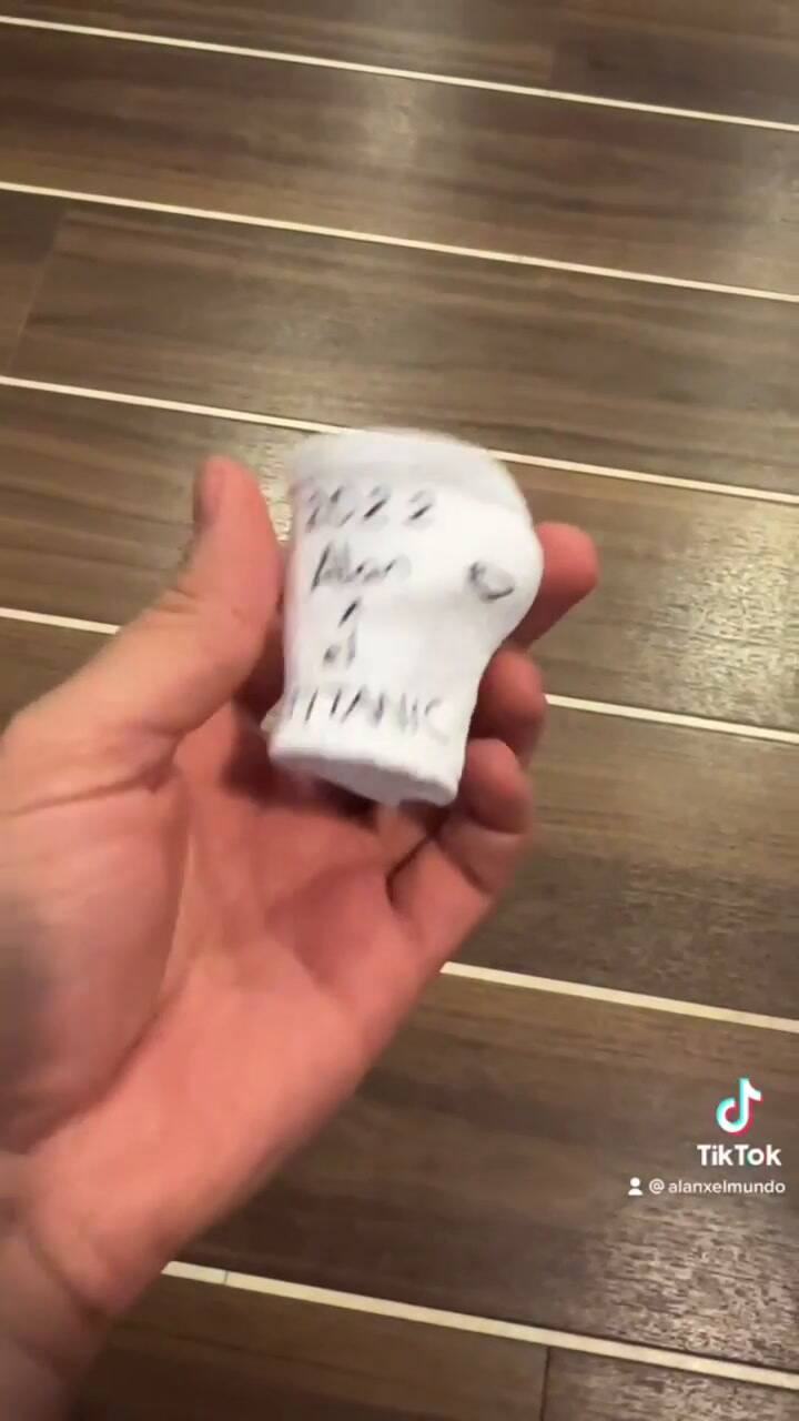 La presión del fondo marino deforma un vaso de unicel