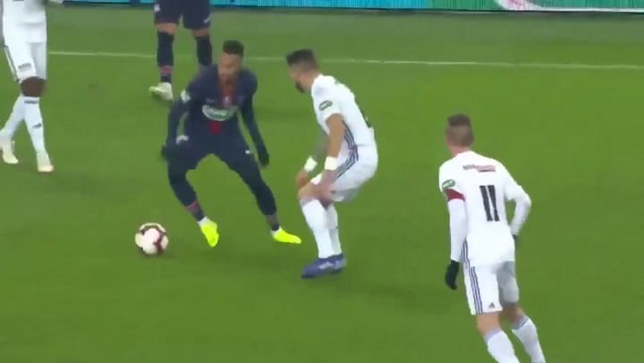 La 'falsa patada' de Neymar que le costó un golpe - Fuente: YouTube