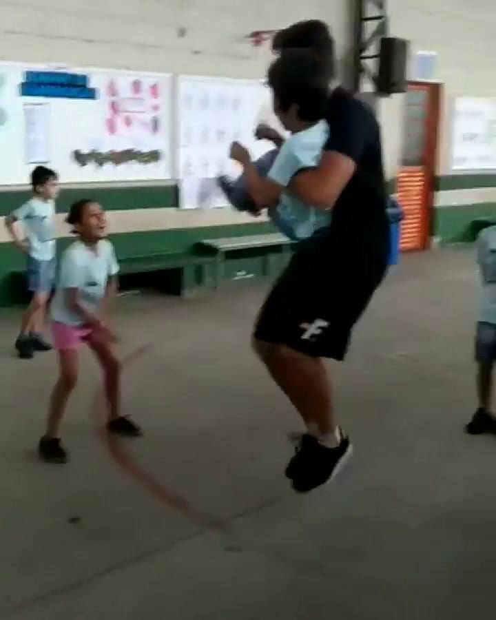 Brasil: un profesor ayudó a un chico en silla de ruedas a saltar la soga - Video: João Hoffmann