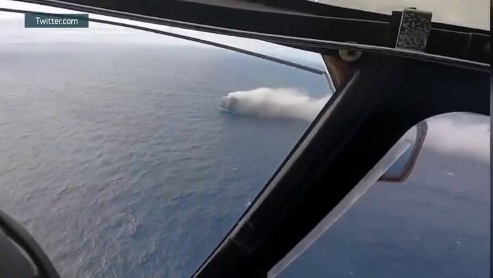 Un carguero repleto de autos de lujo arde a la deriva en medio del Atlántico