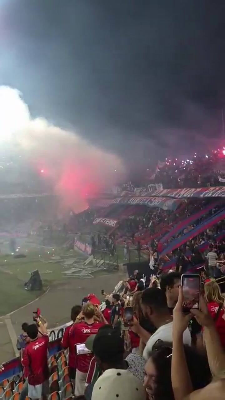 El humo provocado por las bengalas impidió el inicio del partido en Medellín