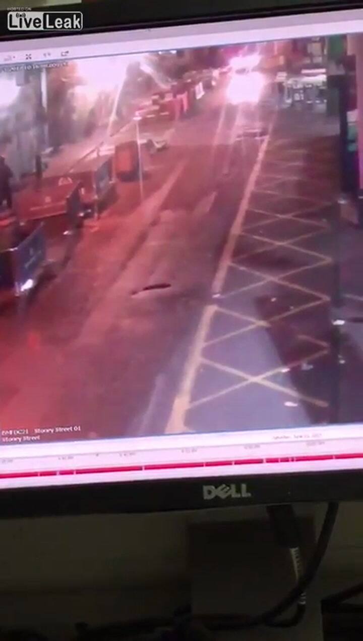 El momento en que los terroristas son abatidos por la policía en Londres