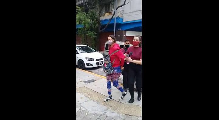 El traslado policial de la mujer que se llevó a un menor de una colonia en Caballito