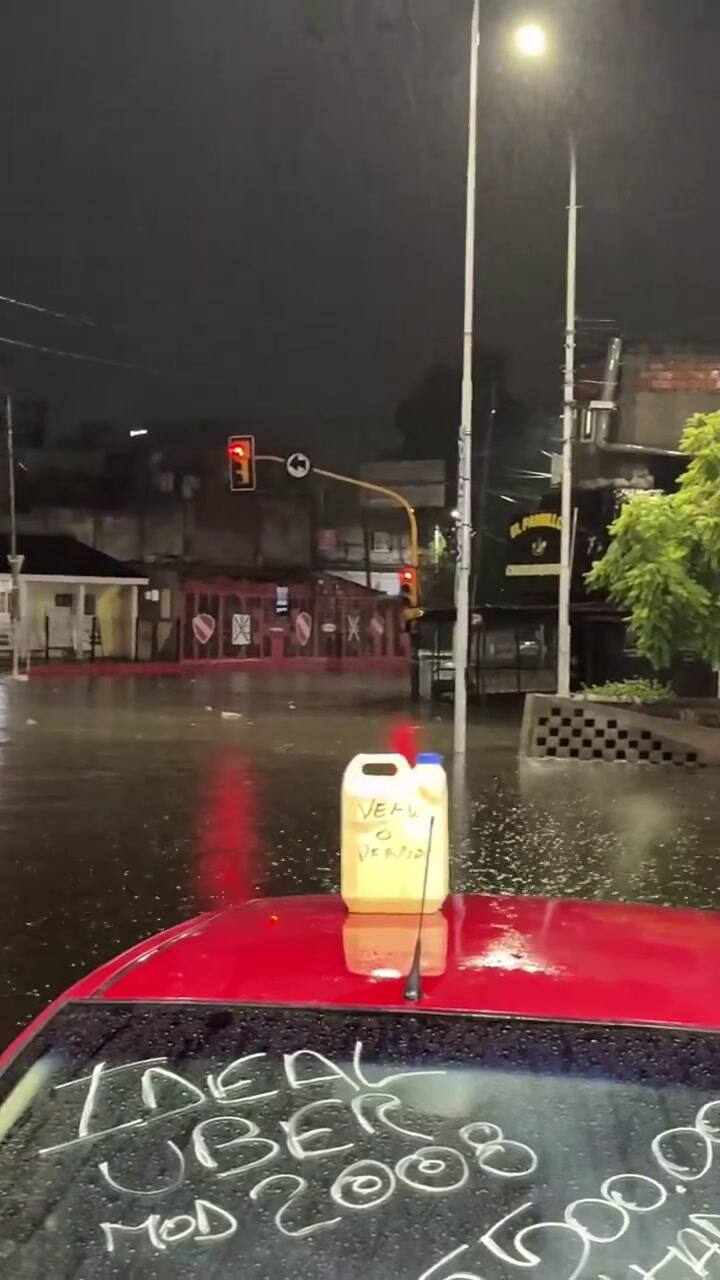 Un video que circuló en redes sociales mostró una estación de servicio inundada en Avellaneda