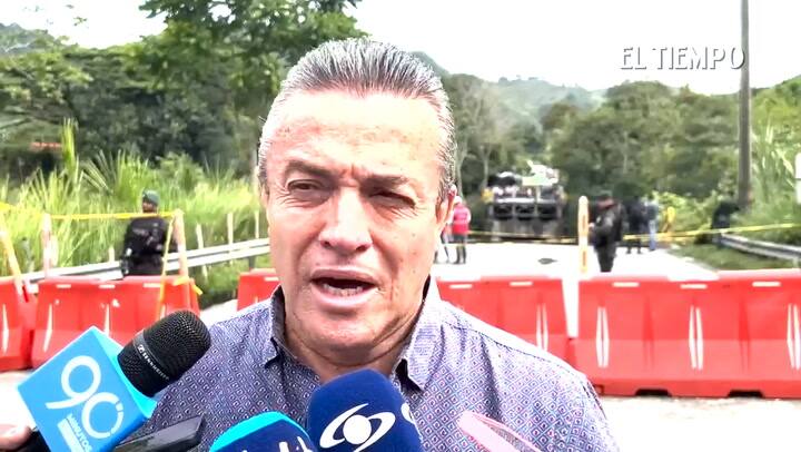 Colombia: un puente se desmonoró mientras pasaban autos