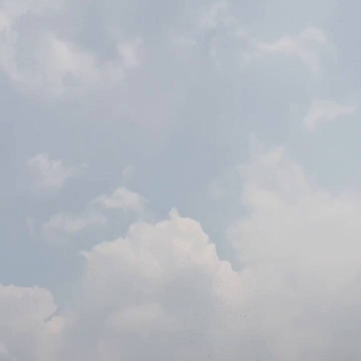 Llovió solo arriba de un auto y el fenómeno generó desconcierto en las redes