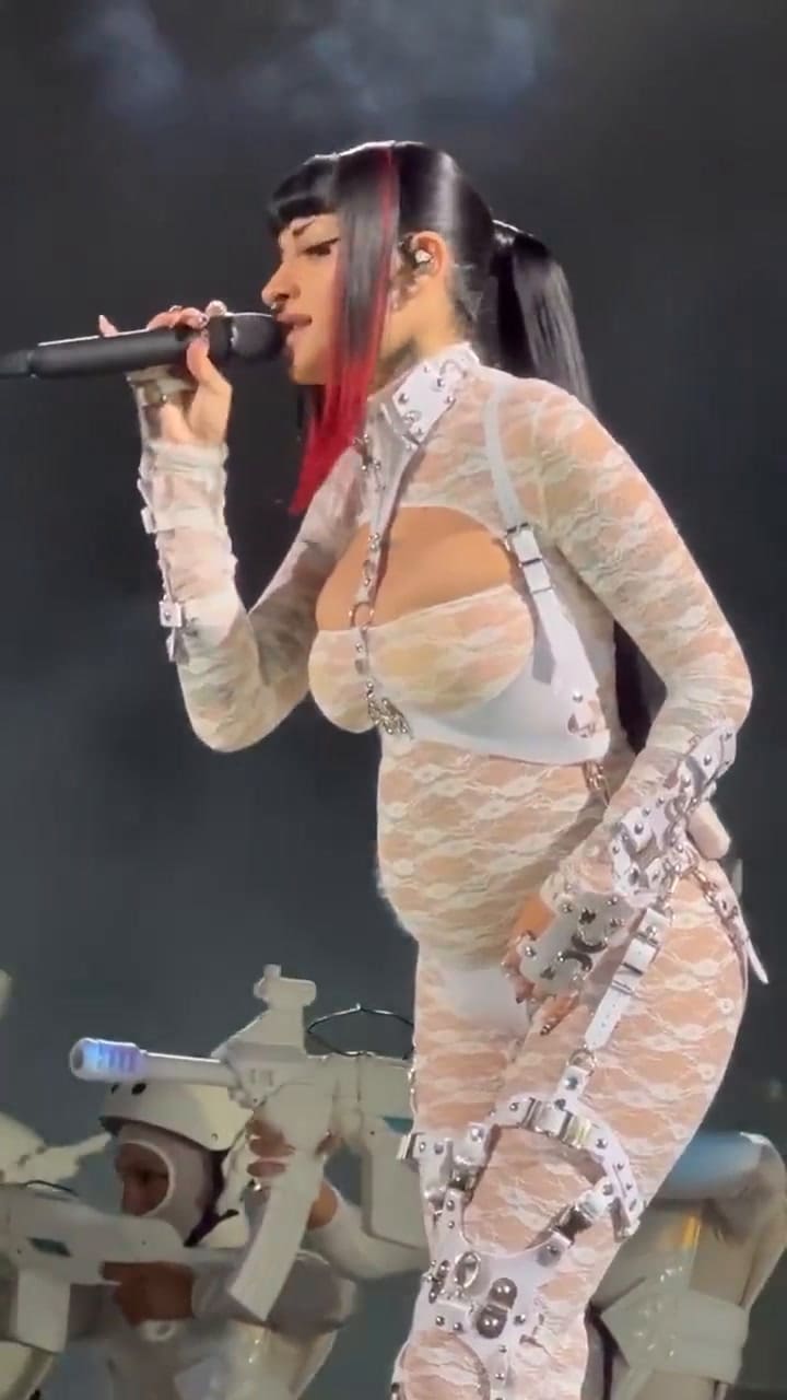 Cazzu confirmó su embarazo en el Movistar Arena y lo lució con un body de encaje blanco