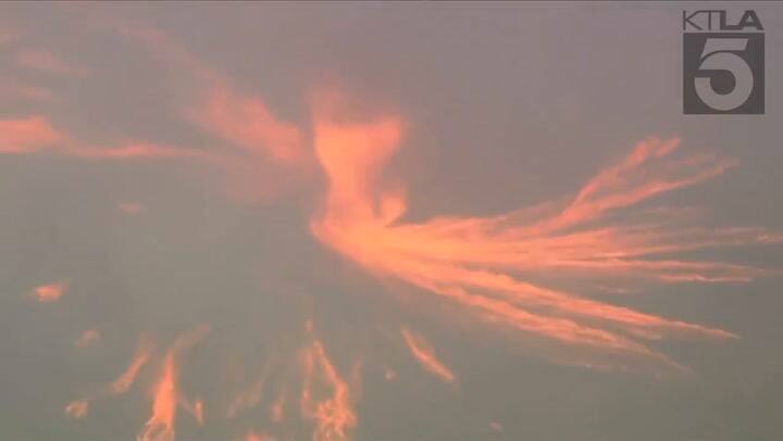 Un tornado de fuego se forma en medio de los incendios forestales en California