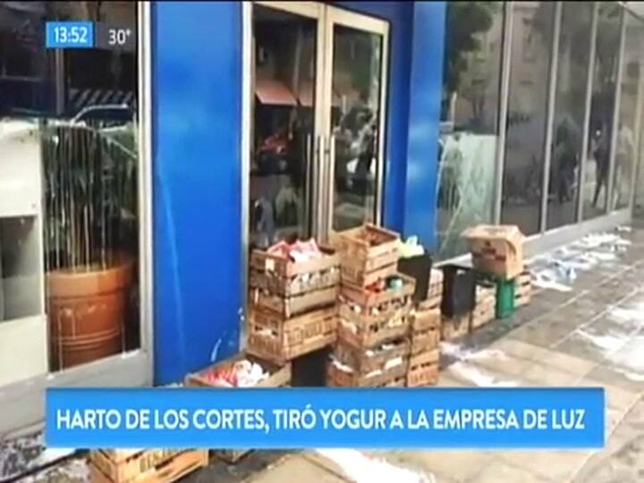 Harto de los cortes, tiró yogur a la empresa de luz
