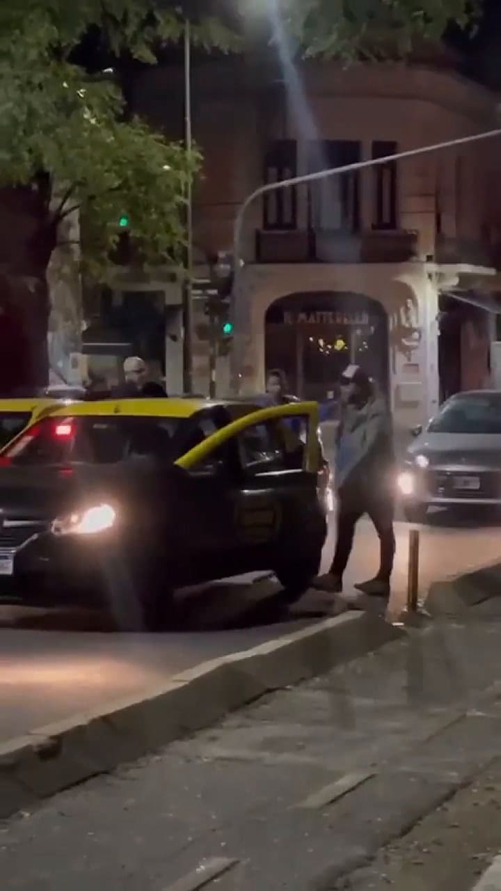 GIF Dos taxistas se pelearon en la calle, uno chocó a un motociclista, y luego fue golpeado