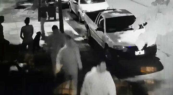 Las capturas de las cámaras de seguridad momentos previos a asesinar a la víctima - Fuente: Gentilez