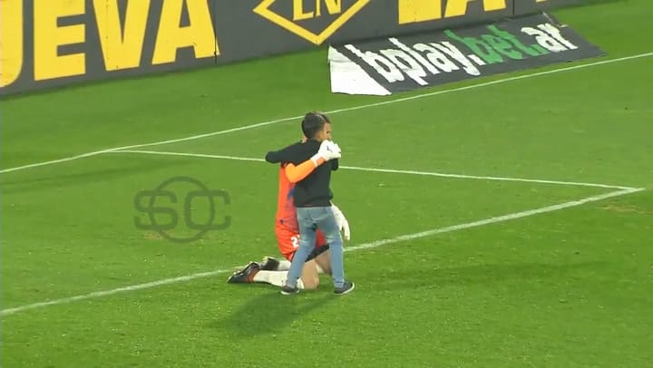Un pequeño invadió el campo de juego para consolar a Ezequiel Unsain