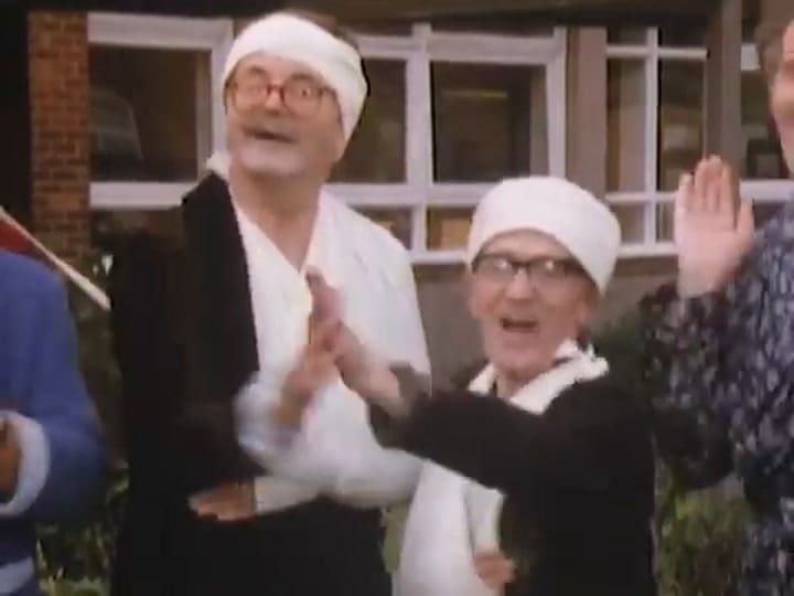 Un sketch de Benny Hill