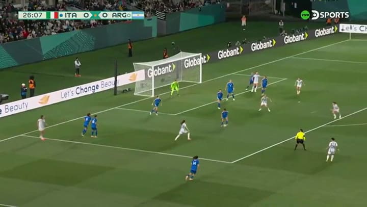 El caño que hizo Estefanía Banini y que despertó el delirio de la hinchada