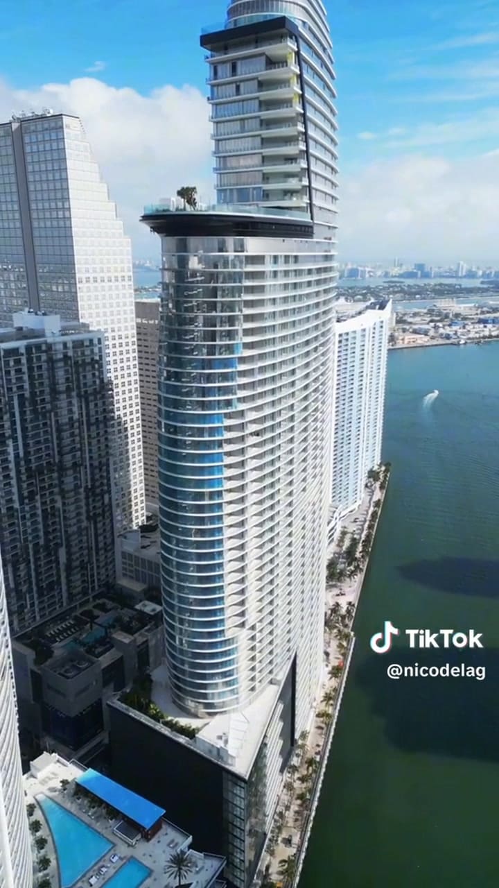 La torre Aston Martin