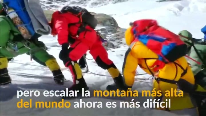 Ruta superpoblada conduce a muertes en el Everest - Fuente: Reuters