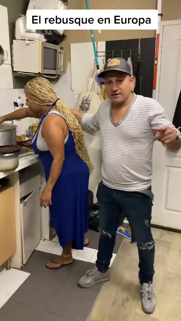 La historia del hombre que vende choclo asado en la Torre Eiffel y es viral en TikTok