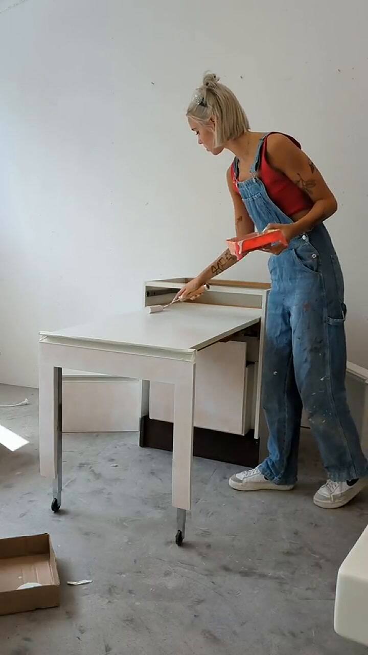 Una tiktoker mostró cómo remodeló su cocina con cosas de la basura