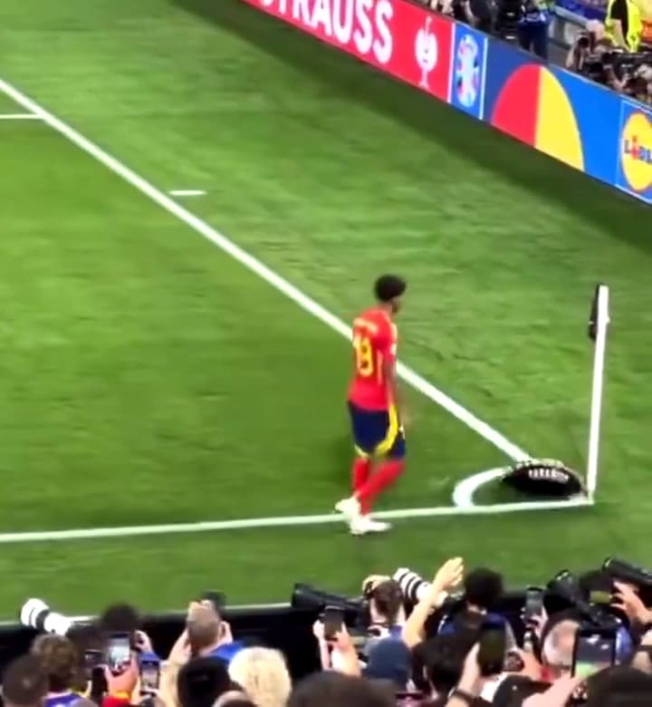 El momento en que Lamine Yamal ignora el regalo de Caramelo