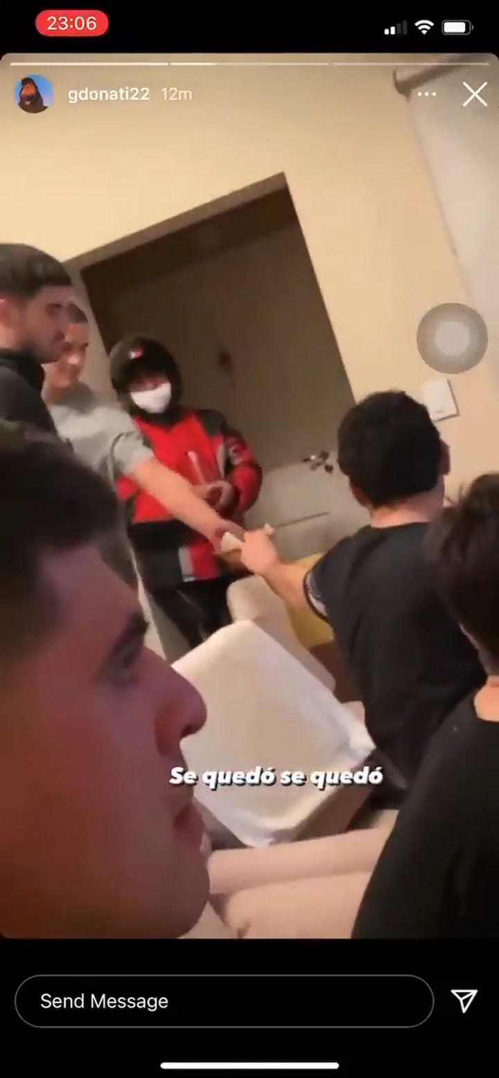 Entregó un delivery durante el partido, lo invitaron a quedarse y festejaron juntos