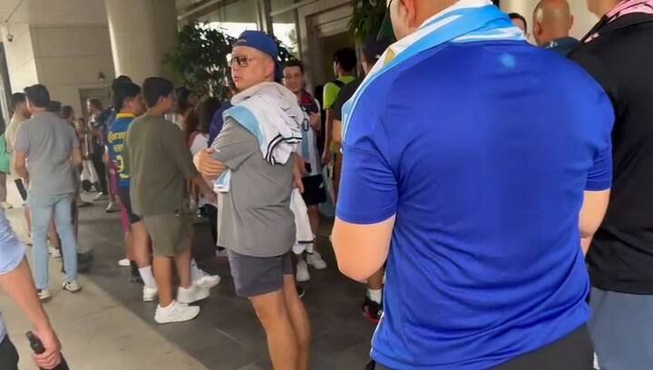 Varios fanaticos se acercaron a la puerta del hotel a esperar por la seleccion.