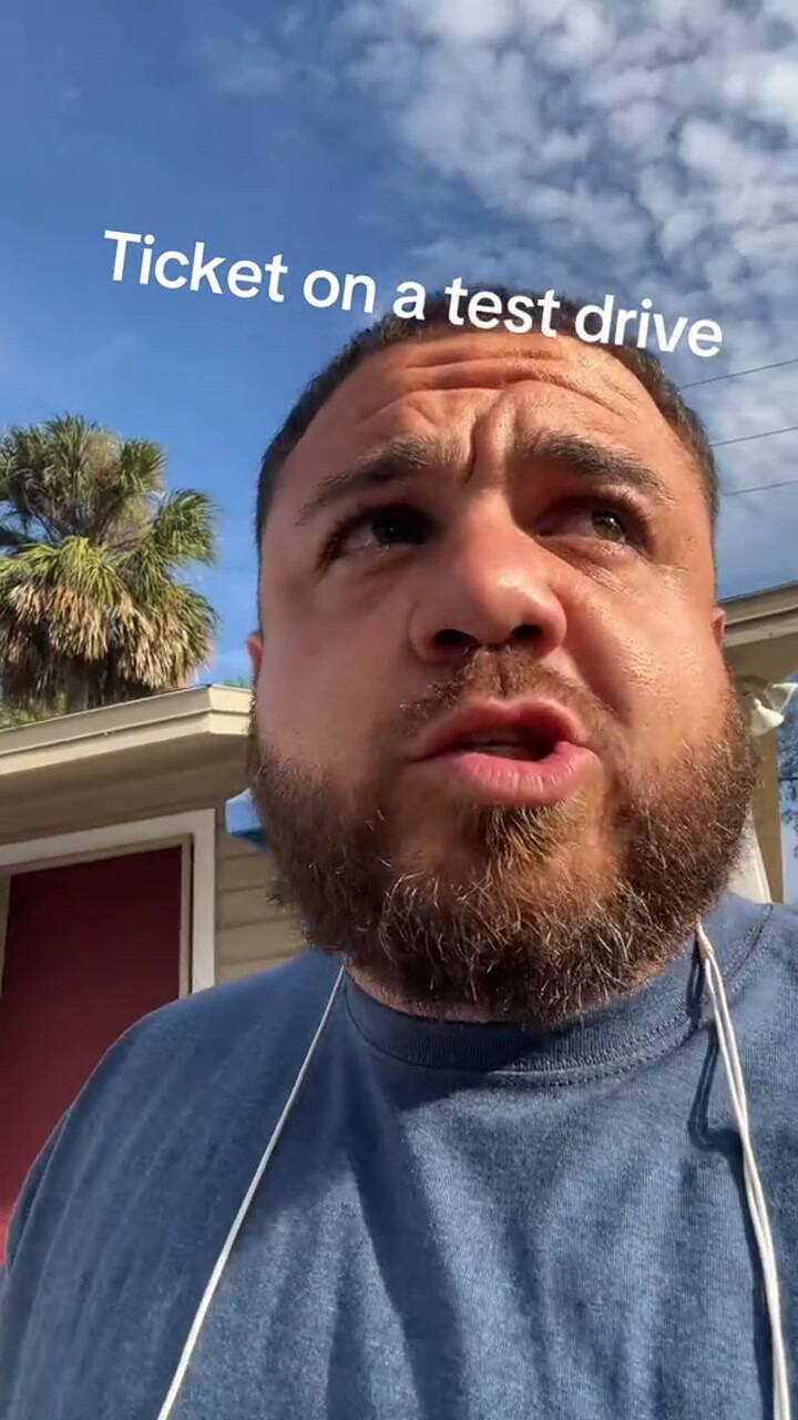 Multan a vendedor de autos en Florida por un error en una prueba de manejo