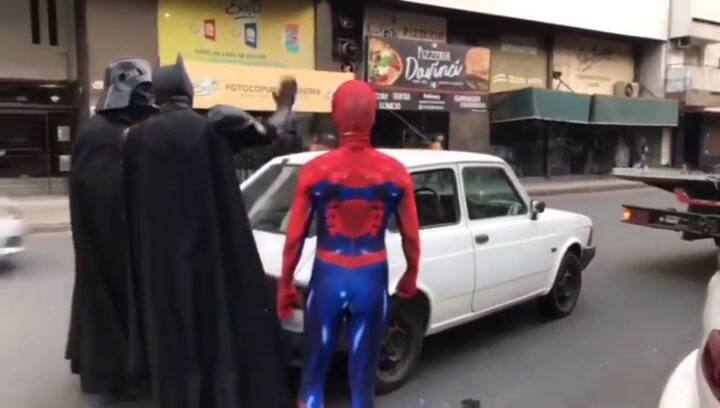 La ayuda de los superhéroes permitió arrancar el auto