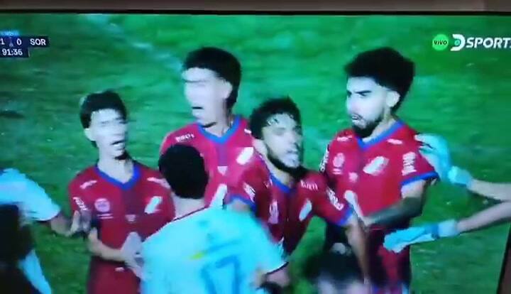 Discutió con un futbolista del equipo rival por una falta y lo noqueó de una trompada