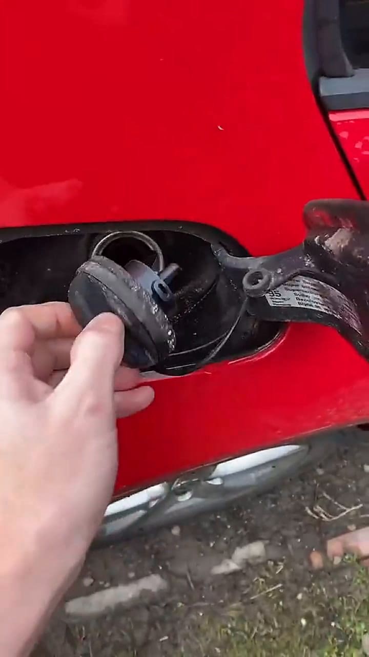 Descubrió para qué sirve una ranura escondida en los autos - Fuente: Tiktok