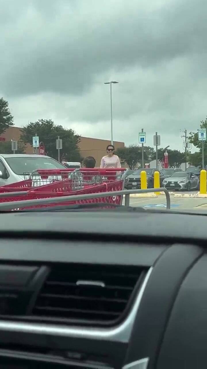 Fueron a hacer compras y se olvidaron a su bebé en el estacionamiento