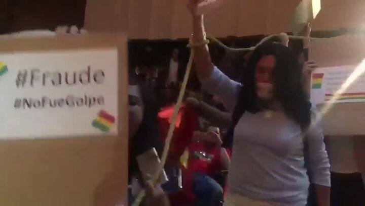 Manifestantes bolivianos interrumpen una charla de Evo Morales en la Unam. Fuente: El Deber Bolivia