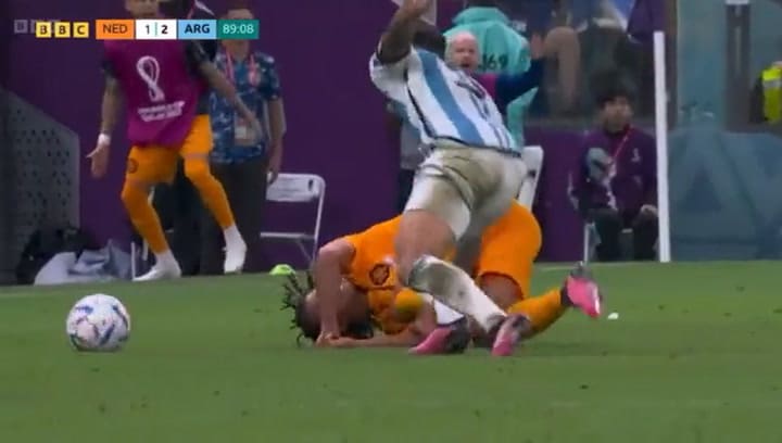 El pelotazo de Leandro Paredes en el Mundial