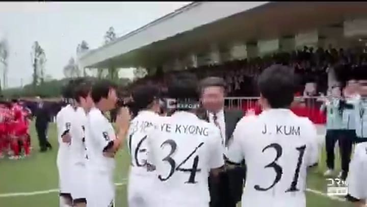 Kim festeja con jugadoras
