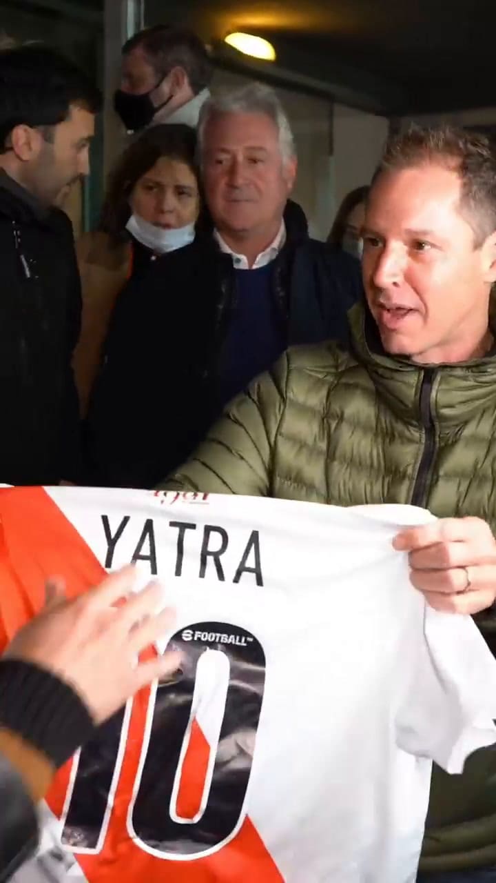 Susana Giménez y Sebastián Yatra mientras caminan por el Monumental