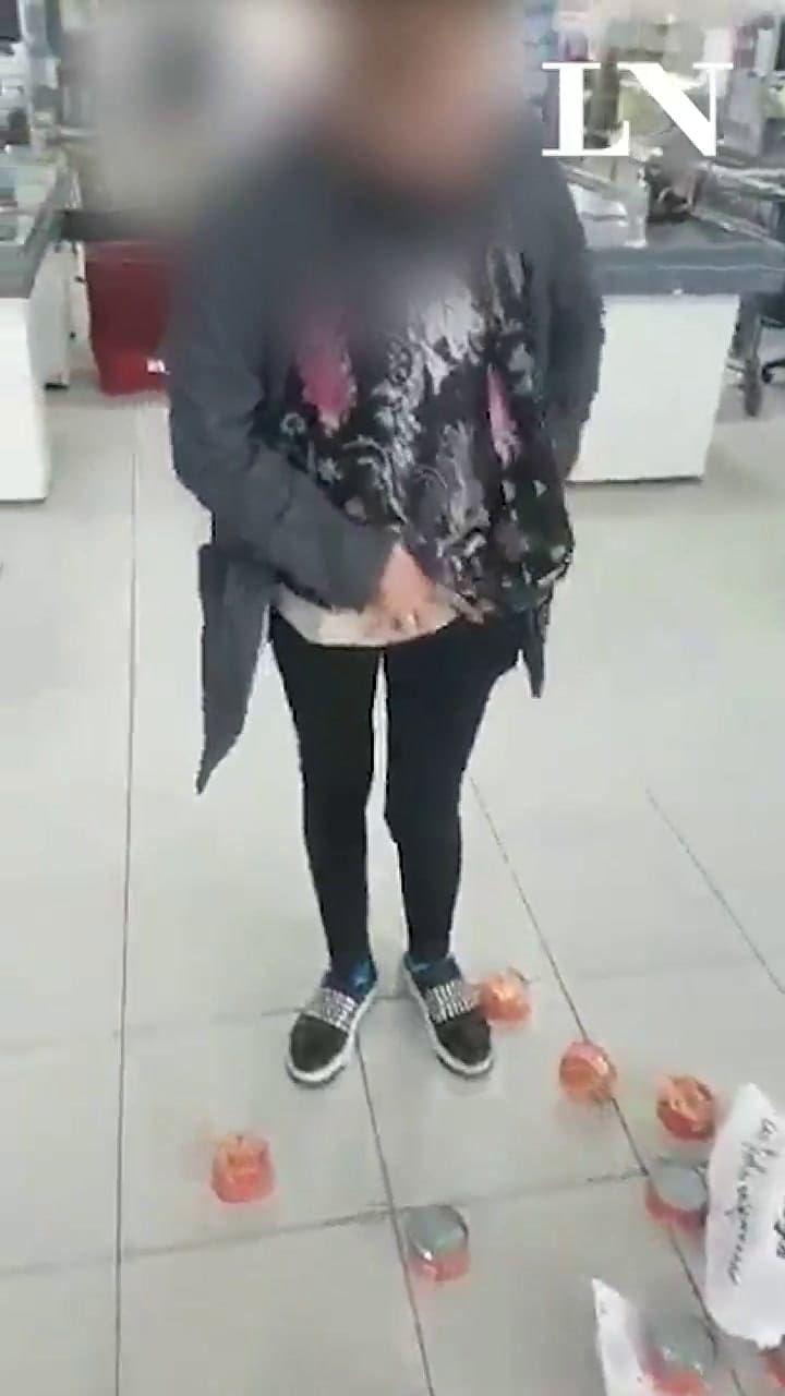 La descubrieron cuando robaba 27 latas de atún y se insigno