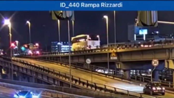 El momento en que un colectivo se cae de una autopista en Venecia