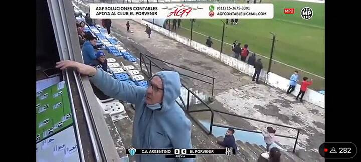 Histórico presidente de un club de ascenso le arrancó el micrófono a un periodista