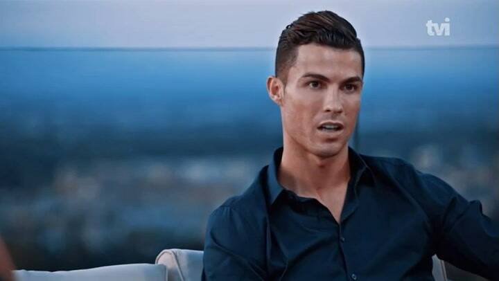 Cristiano Ronaldo llevó a su hijo a conocer la habitación donde vivía en Lisboa - Fuente: TVi