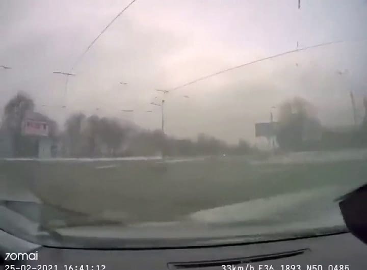 Un coche esquiva un ataque aéreo en el Hospital Regional de Niños de Kharkiv