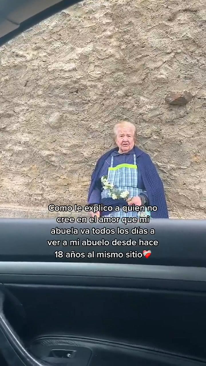 Amor incondicional: Su abuela le lleva flores a su esposo que falleció hace años