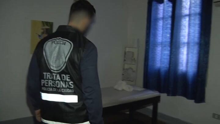Así allanaban el prostíbulo. Fuente: Seguridad BA