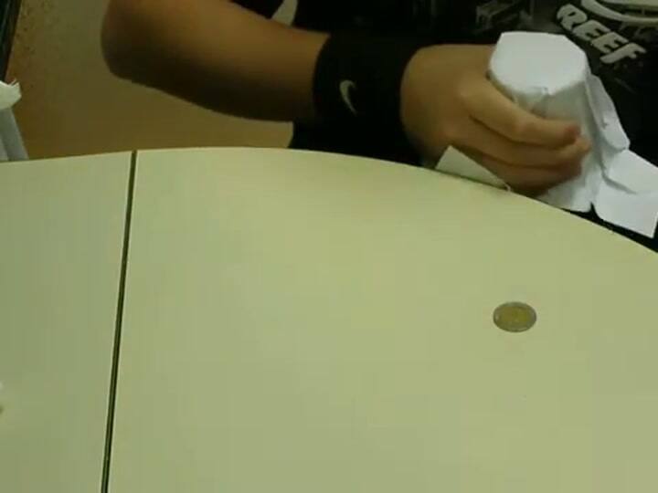 El Vaso Atraviesa La Mesa