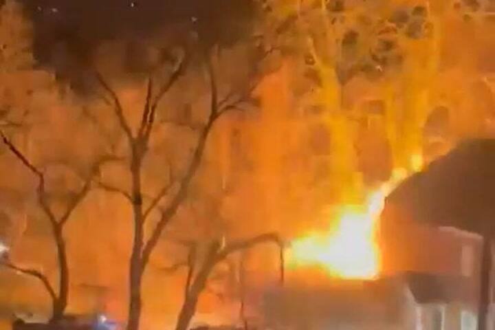 Estados Unidos: la impactante explosión de una casa cuando la Policía estaba por ingresar a cumplir con un allanamiento